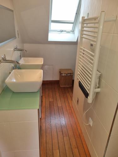 Trosly-BreuilAppartement familial avec balcon的一间带两个盥洗盆和窗户的浴室