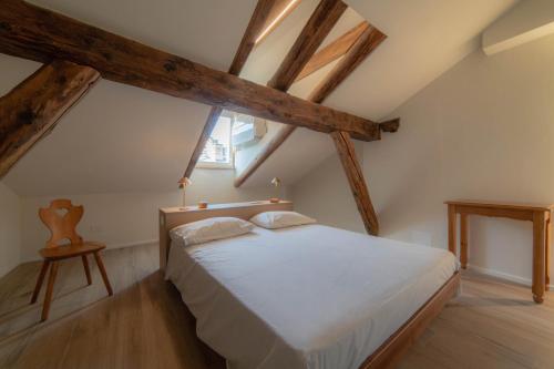 奥斯塔BELABRI'- centralissime mansarde charme&comfort CIR 0215-0216的阁楼卧室配有白色床