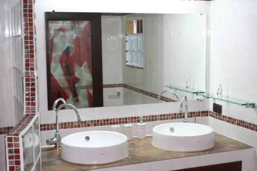 涛岛KOH TAO Villa les pieds dans l'eau的一间带两个盥洗盆和大镜子的浴室