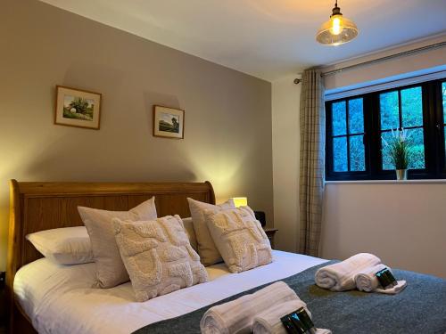 灵伍德Springfield Lodge - Adorable New Forest 1-bedroom guest house的一间卧室配有带毛巾的床