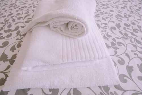 Outeiro MaiorCasa Dona Ermelinda - Silêncio - Conforto - Natureza的床上铺有白色毛巾