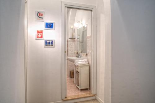 罗马竞技场浪漫公寓的一间带水槽和镜子的浴室