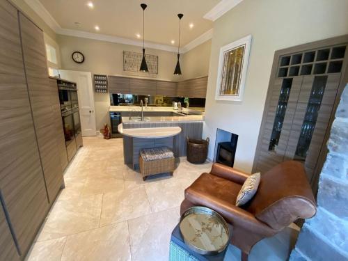 爱丁堡Braid Rd Stunning Villa的带沙发的大客厅和厨房