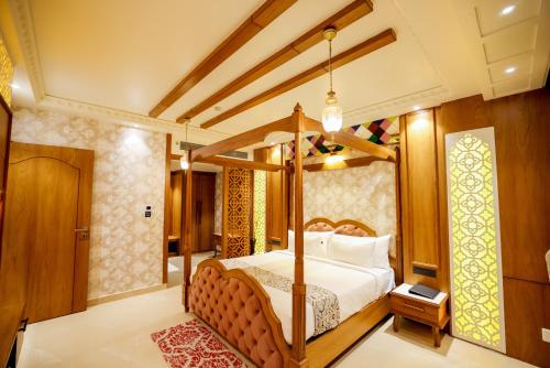 门格洛尔AJ Grand Hotel的一间卧室,卧室内配有一张天蓬床