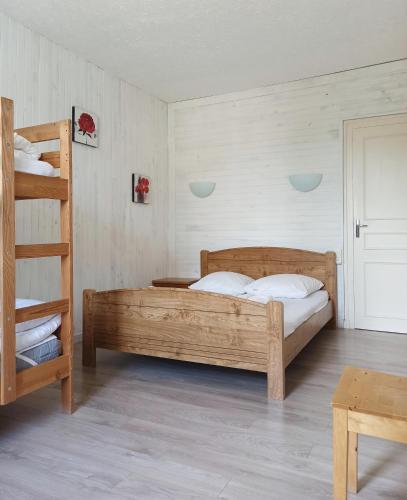Mareuil-sur-CherGîte La P'tite Fugue的一间卧室配有一张床和一张双层床。