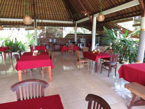 希德门大山景别墅度假酒店的一间餐厅设有红色的桌子和木制桌椅