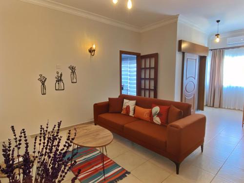 法马古斯塔Lavender Homes, Walled City的客厅配有棕色沙发和桌子