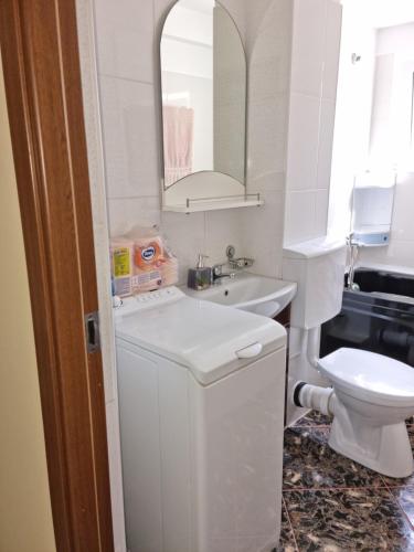 大盐矿镇Apartament Mia的白色的浴室设有水槽和卫生间。