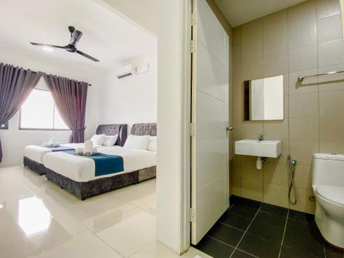 瓜拉丁加奴Tamu Place 3-Bedroom Serviced Apartment with Pool的一间卧室配有一张床,浴室设有水槽
