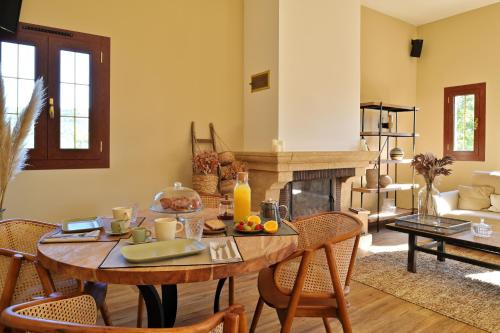 韦纳科COCO的客厅配有桌子和壁炉