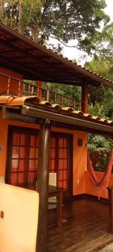 阿布拉奥Casa da Ilha Inn, Ilha Grande的屋顶房屋的门廊