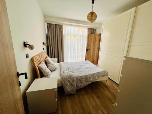 布鲁塞尔Residential area - quiet place的一间小卧室,配有床和窗户