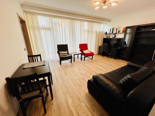 布鲁塞尔Residential area - quiet place的客厅配有沙发、椅子和桌子