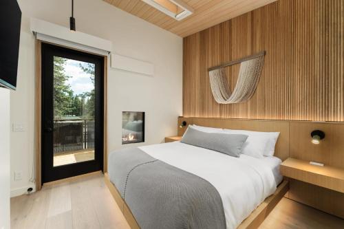 南太浩湖Desolation Hotel的一间卧室设有一张大床和一个窗户。