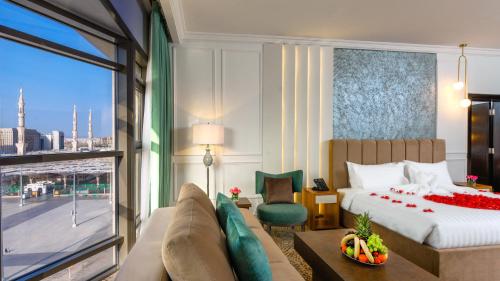 麦地那Mias Al Madina Hotel的酒店客房设有一张床和一个大窗户