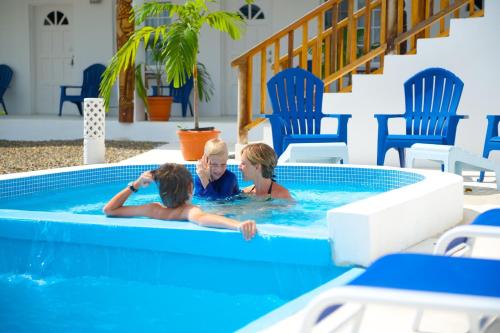 霍普金斯丽都旅馆的游泳池里的一个男人和两个孩子