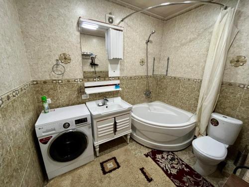 Samarkand luxury apartment #2的一间浴室