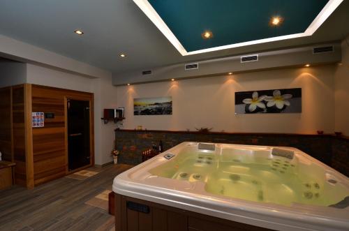ŠćulciLuxury Villa Maslina with private pool & jacuzzi的设有带大浴缸的浴室。
