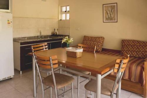 维拉乌奎扎大树宾馆的厨房配有木桌和椅子