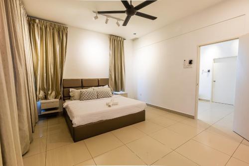 迪沙鲁Desaru BabyFriendly Homestay的一间卧室设有一张床和天花板