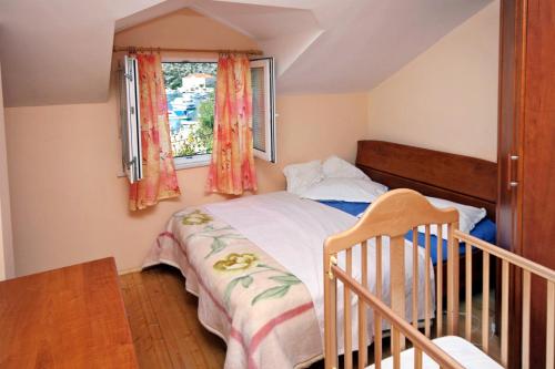 默克斯卡Apartments by the sea Mokosica, Dubrovnik - 4690的一间小卧室,配有床和窗户
