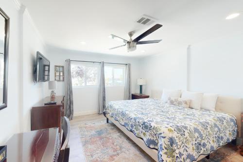 蒙特雷Portola Oasis的一间卧室配有一张床和吊扇
