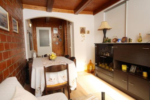 特斯特诺Apartments with WiFi Trsteno, Dubrovnik - 4746的一间带桌子和沙发的用餐室