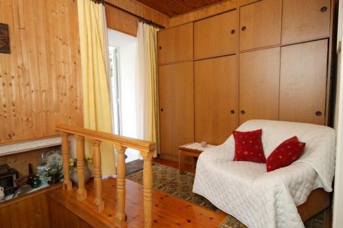 特斯特诺Apartments with WiFi Trsteno, Dubrovnik - 4746的一间房间,配有椅子和两个红色枕头