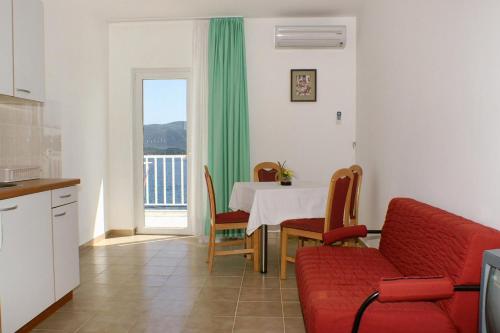 克勒克Apartments by the sea Komarna, Neretva Delta - Usce Neretve - 2739的客厅配有桌子和红色沙发