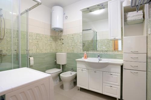 杜埃Apartment Duce 2737a的浴室配有卫生间、盥洗盆和淋浴。