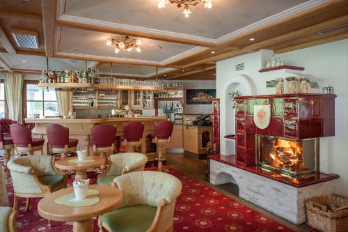 弗林肯贝格多尔诺霍夫酒店的一间带桌椅和壁炉的餐厅