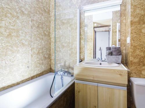 圣拉里苏朗Appartement Saint-Lary-Soulan, 2 pièces, 6 personnes - FR-1-296-430的带浴缸、水槽和镜子的浴室