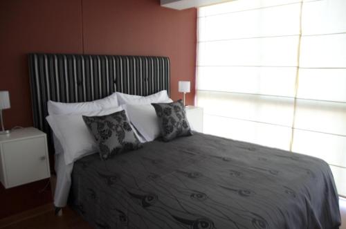 利马米拉弗洛雷斯公寓 的一间卧室配有一张带枕头的大床