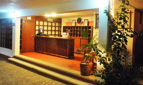 锡瓦塔塔内霍卡萨日月酒店的大楼内带酒吧的房间的入口