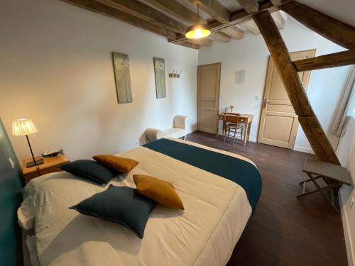 圣法尔若Les Colas的一间卧室配有一张带绿色枕头的大床