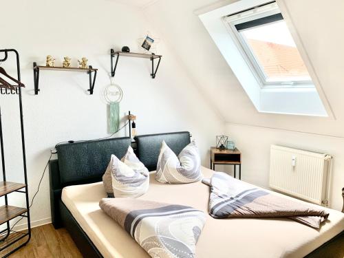 科特布斯Eigenes Apartment im Herzen der Stadt mit Balkon und WLAN的客房设有带枕头的沙发。