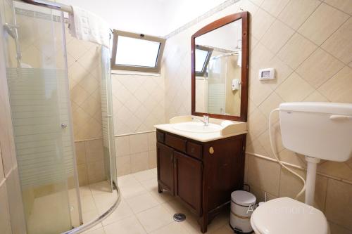 埃拉特YalaRent Afarsemon Apartments with pool - For Families & Couples的浴室配有卫生间、盥洗盆和淋浴。