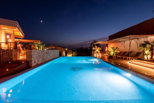 卢米奥A Casa Di Mà的夜间在房子里的一个游泳池
