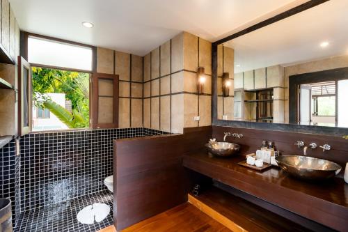 湄南海滩The Emerald Hill Beach Villa的一间带两个盥洗盆和大镜子的浴室