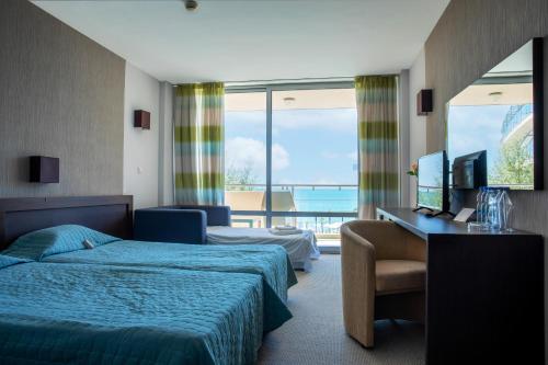 埃勒尼特MPM Hotel Zornitza Sands的酒店客房设有两张床,享有海景。