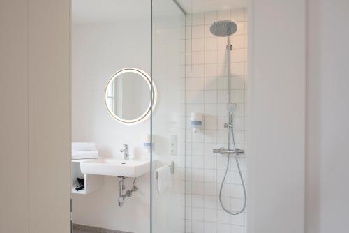 因斯布鲁克Quartier 99的带淋浴、水槽和镜子的浴室