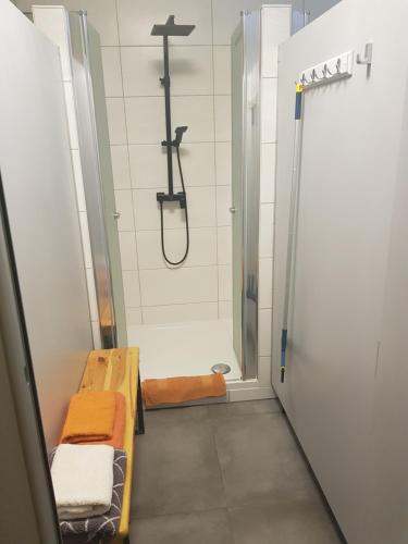 GorlebenBarrel -schlafen im Fass的带淋浴、长凳和淋浴的浴室