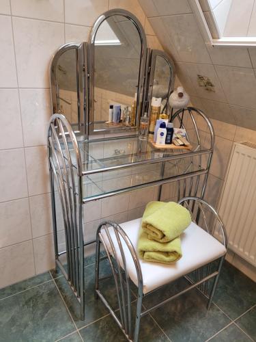 青斯特Lilly & Fine的浴室设有两把椅子和镜子