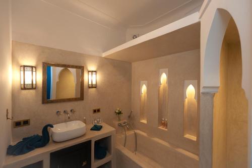马拉喀什Riad Mylaya的一间带水槽和镜子的浴室