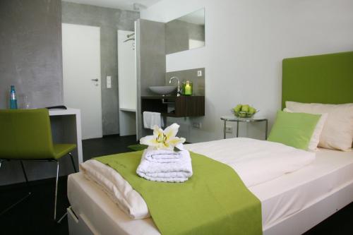 奥伯丁Hotel Gasthof Alte Post - Restaurant offen的一间卧室配有一张带绿色和白色毯子的床