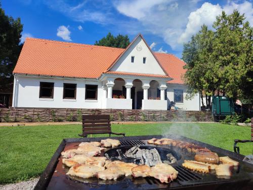 TălişoaraRauber Baron Cottage-Traditional Comfort House的房屋前的烤鸡