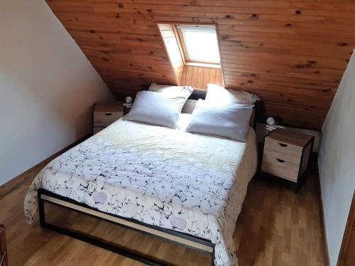 索宗Maison entre Terre et Mer avec Jacuzzi的小木屋内一间卧室,配有一张床