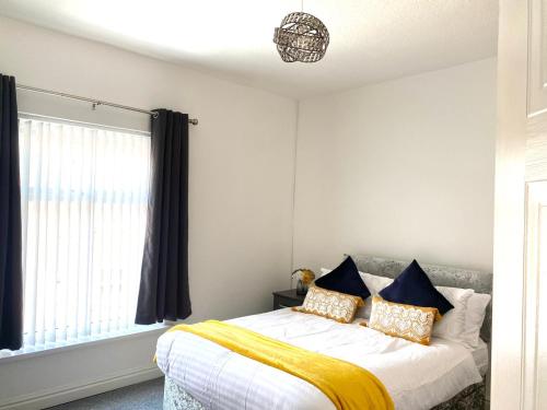 曼彻斯特Cosy Cheerful 2 Beds Near Piccadilly, Etihad Stadium Sleeps upto 5的一间卧室配有一张黄色毯子床