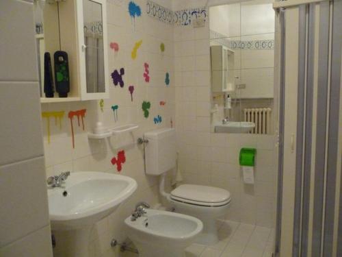 Moggio UdineseLOCANDA SAN GALLO的一间带卫生间和水槽的浴室