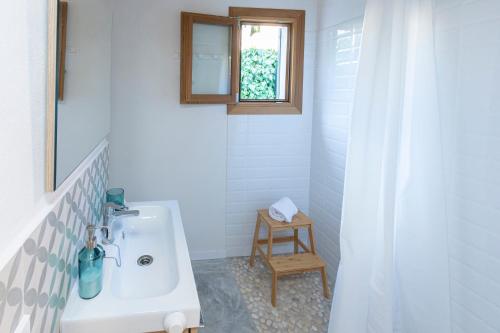 卡拉圣维森特Villa with pool near the beach in Cala San Vicente by Renthousing的浴室设有白色水槽和镜子